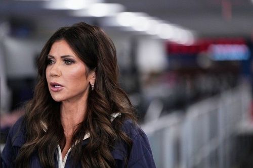 Noem Env&iacute;a C&aacute;maras Corporales a Agentes del DHS en Minneapolis